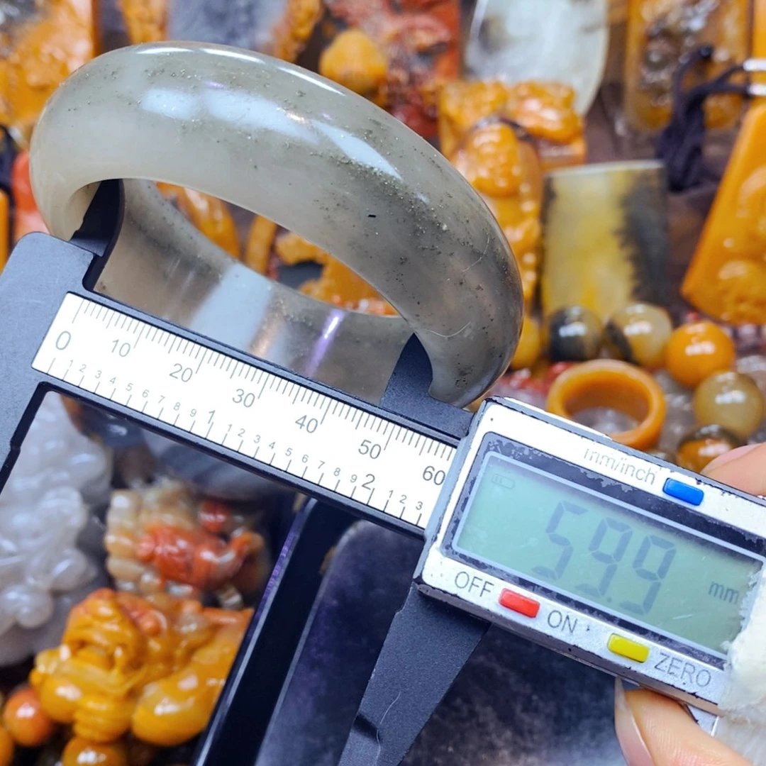 未镶嵌石英质玉（黄龙玉）颈饰