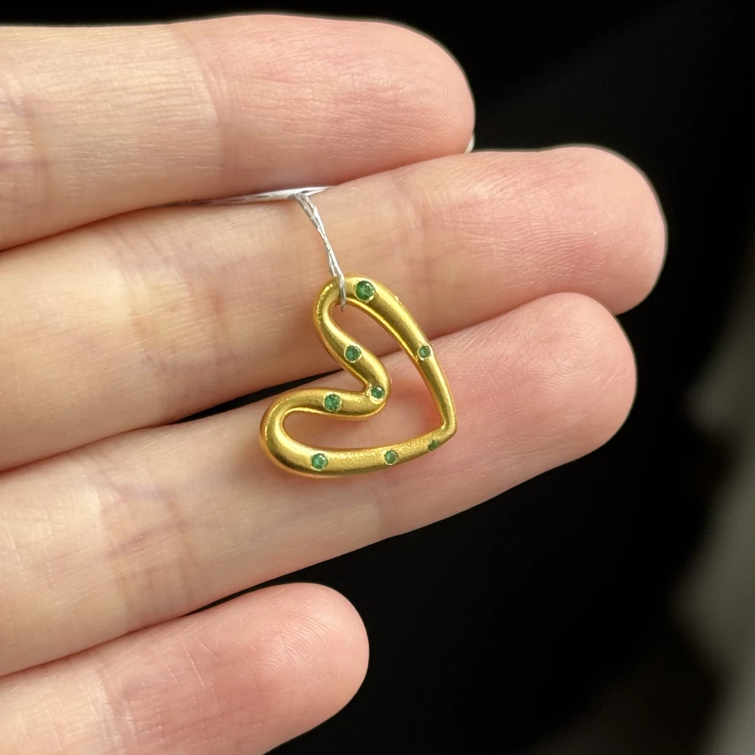 錾刻点钻镂空爱心吊坠足金999