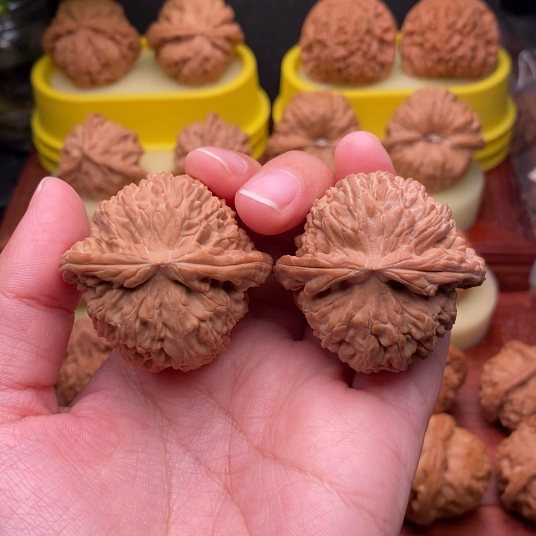 吊坠文玩核桃42“红皮”大球白