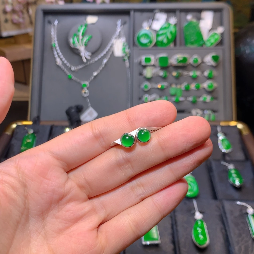 18K金镶嵌翡翠耳饰蛋面耳钉