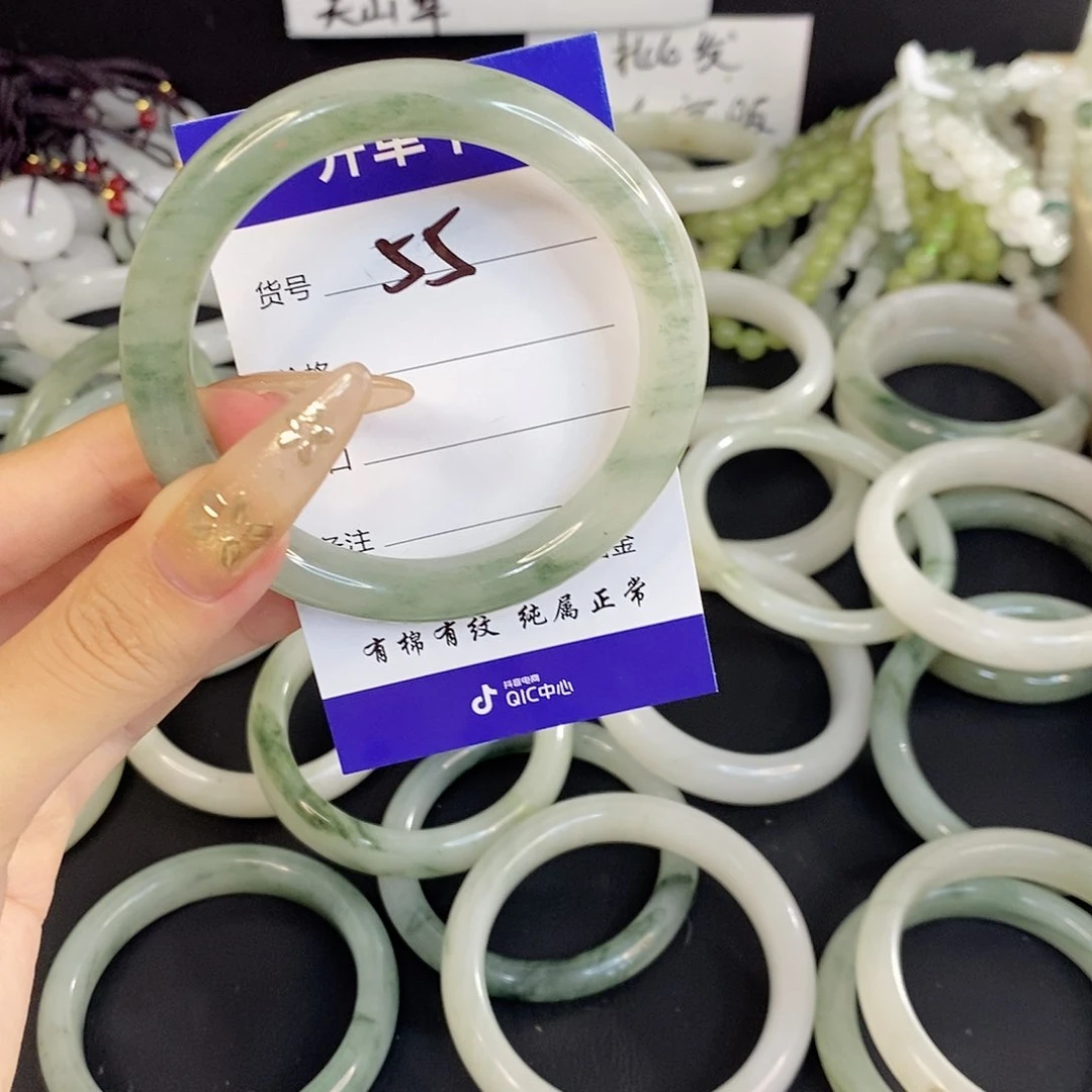 未镶嵌手镯石英质玉