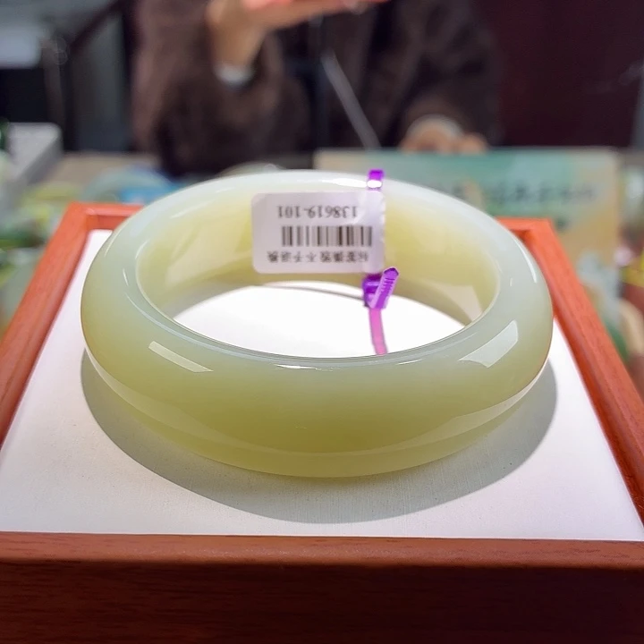 和田玉未镶嵌手镯40。 小纹。 56