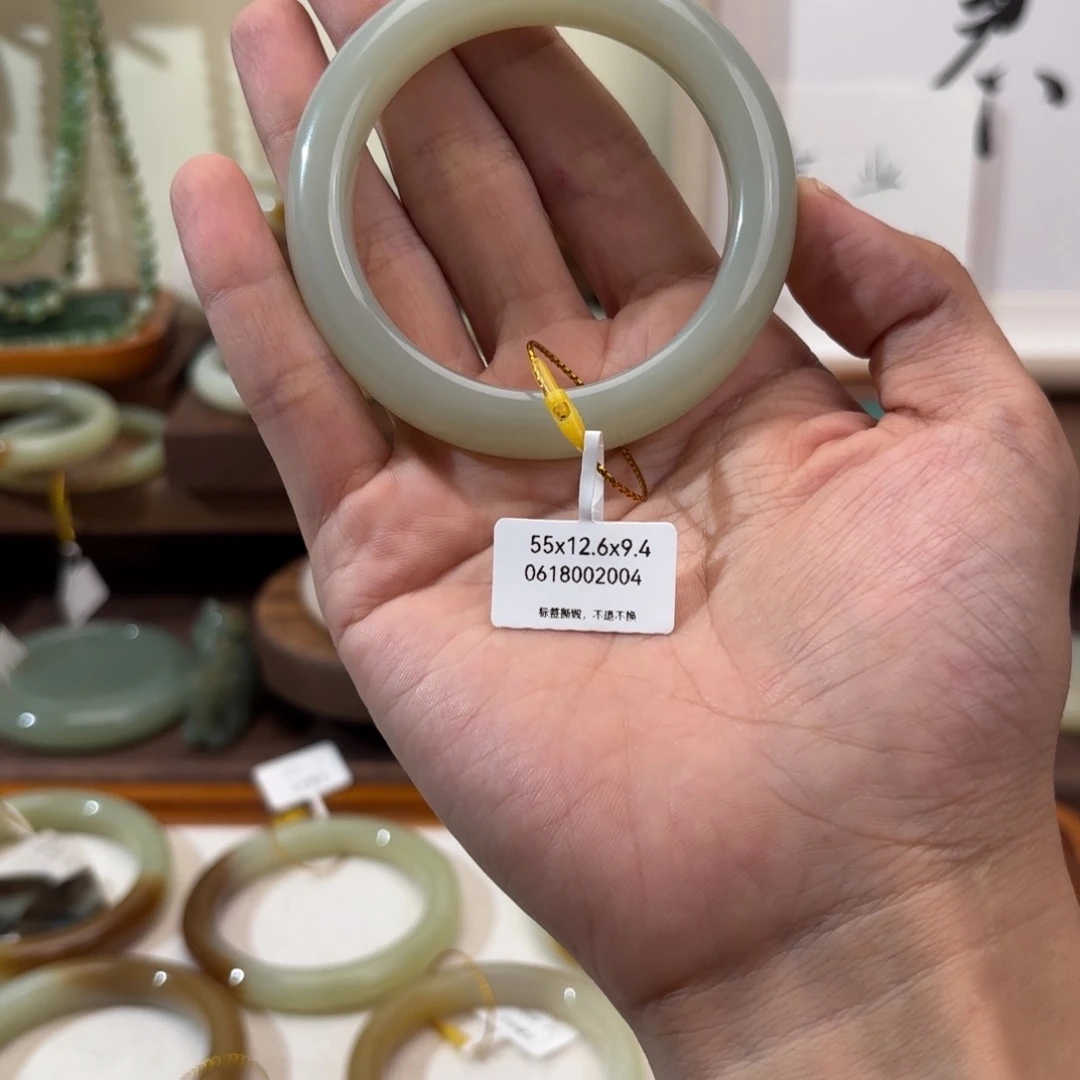 财***贝和田玉（糖玉）手镯未镶嵌