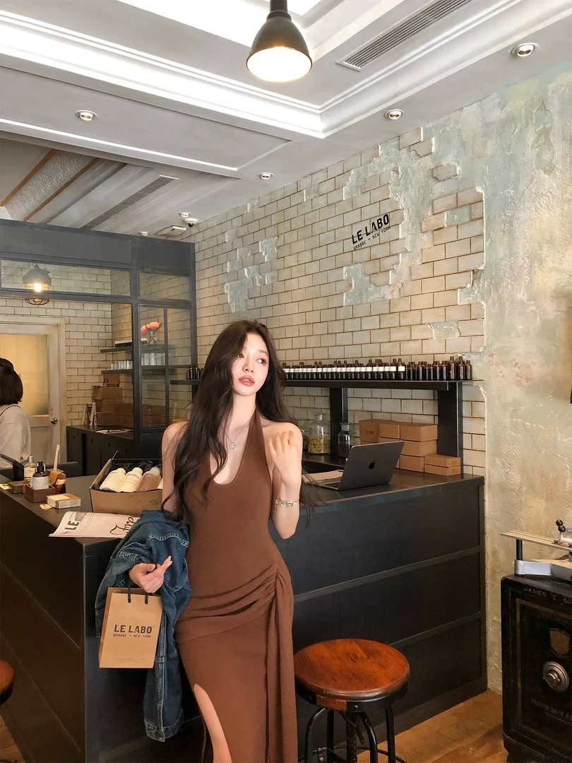 【镜头焦点】咖色挂脖针织系带长裙女2025新款修身开叉露背连衣裙潮