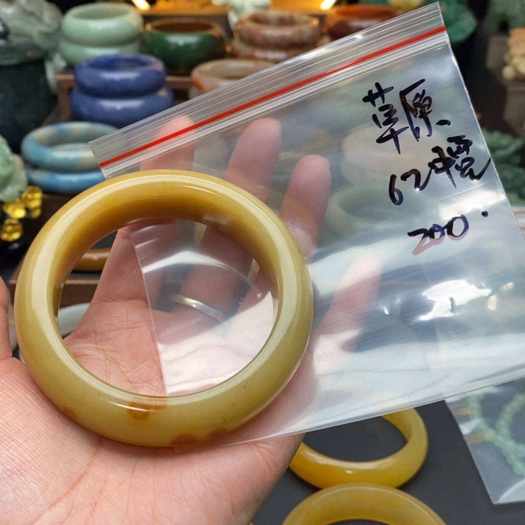 石英质玉手镯未镶嵌草**原