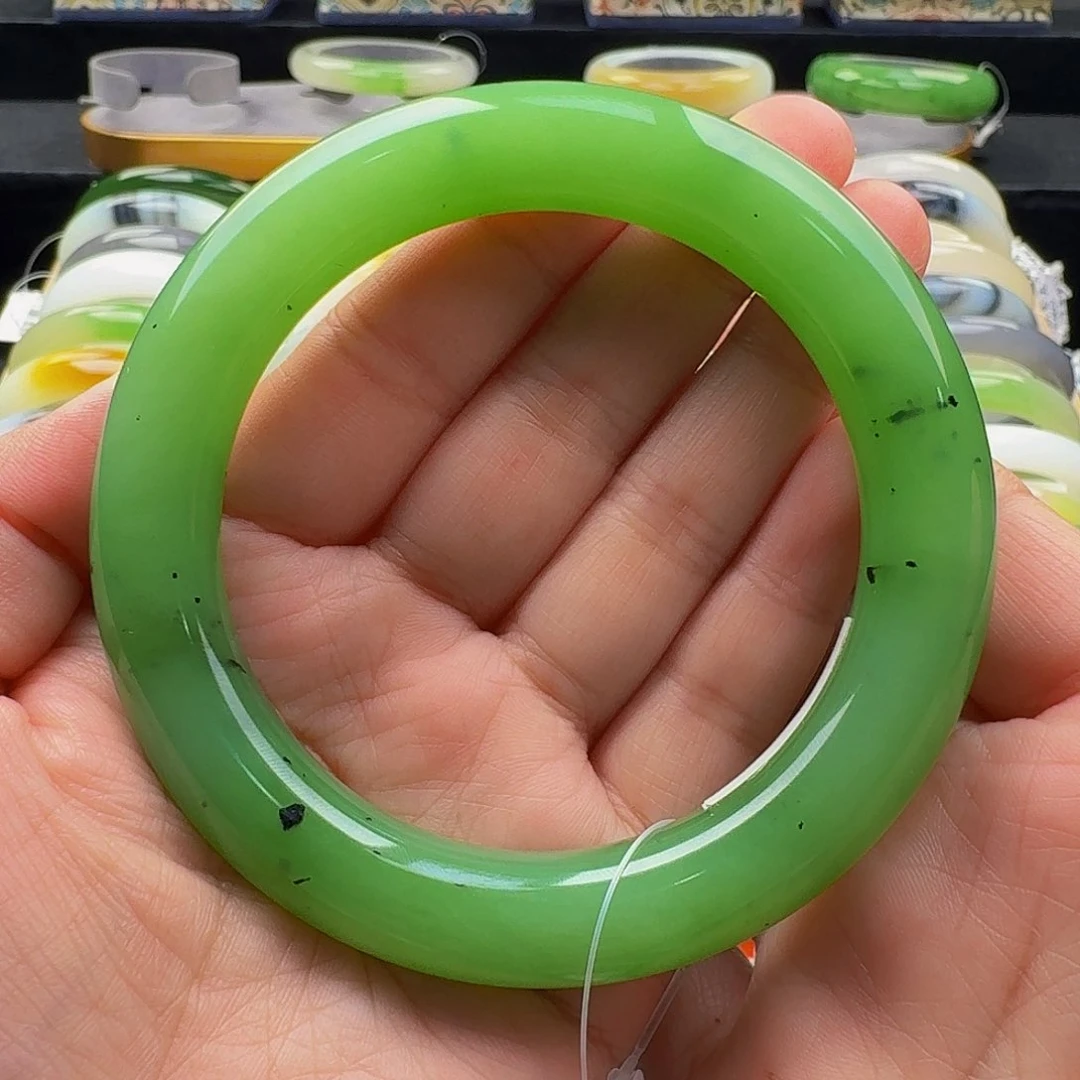 未镶嵌手镯和田玉60.1色很均匀高色节浓果绿！