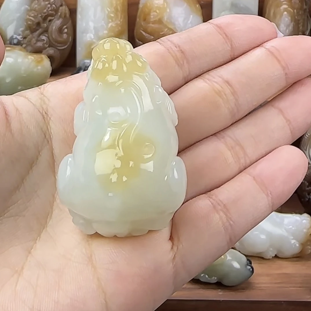 和田玉糖白貔貅挂件