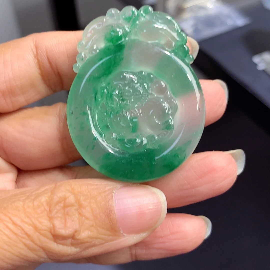 颈饰未镶嵌石英质玉（非洲翠）