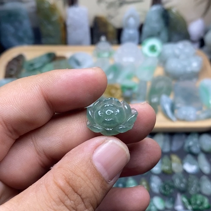 翡翠未镶嵌颈饰莲花