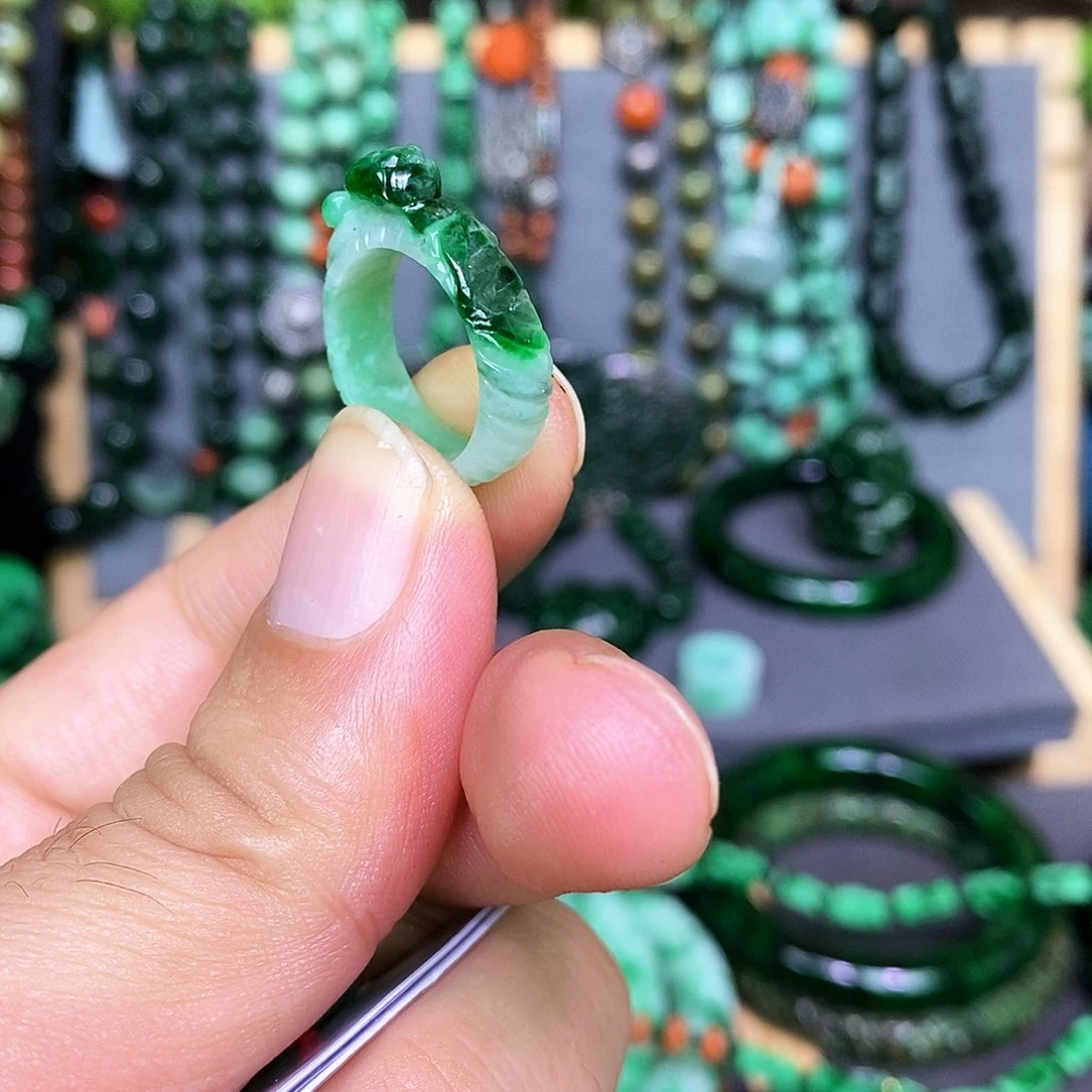 未镶嵌戒指翡翠小*漂亮美眉