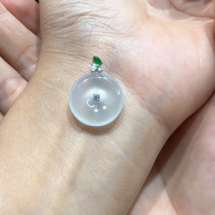 翡翠18K金镶嵌颈饰平安扣