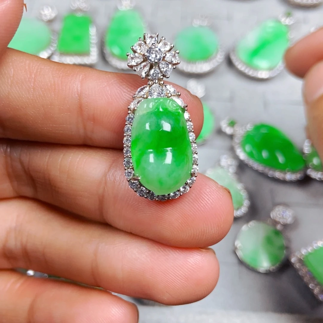 翡翠未镶嵌颈饰福豆