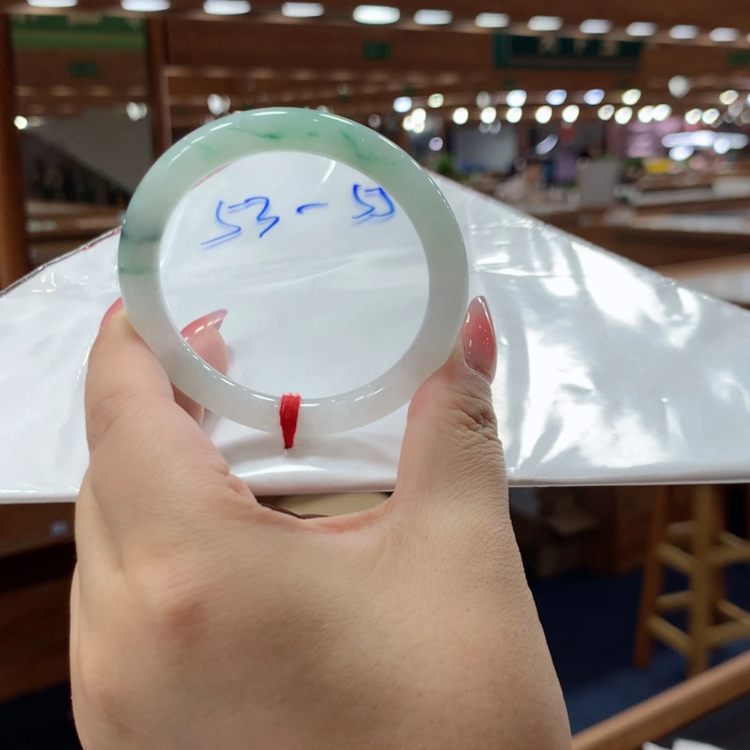 翡翠手镯未镶嵌翡翠