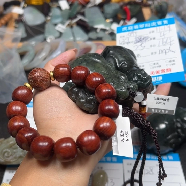 娇***吖和田玉未镶嵌颈饰天然