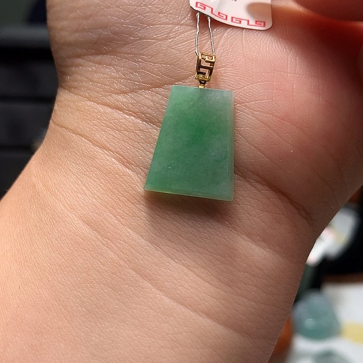 18K金镶嵌挂件翡翠无事牌