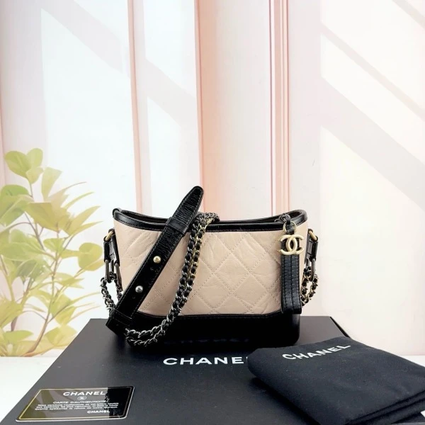 香奈儿/包包/99新/小号(15 × 20 × 8 cm)/C536140390