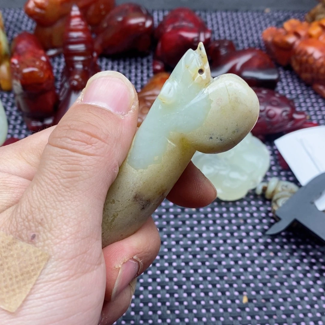 蛇纹石玉颈饰未镶嵌