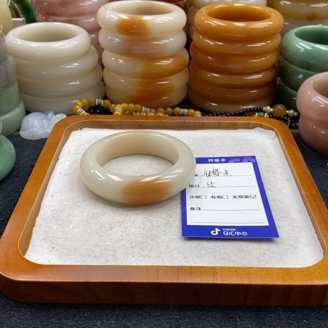 钟***生石英质玉未镶嵌手镯