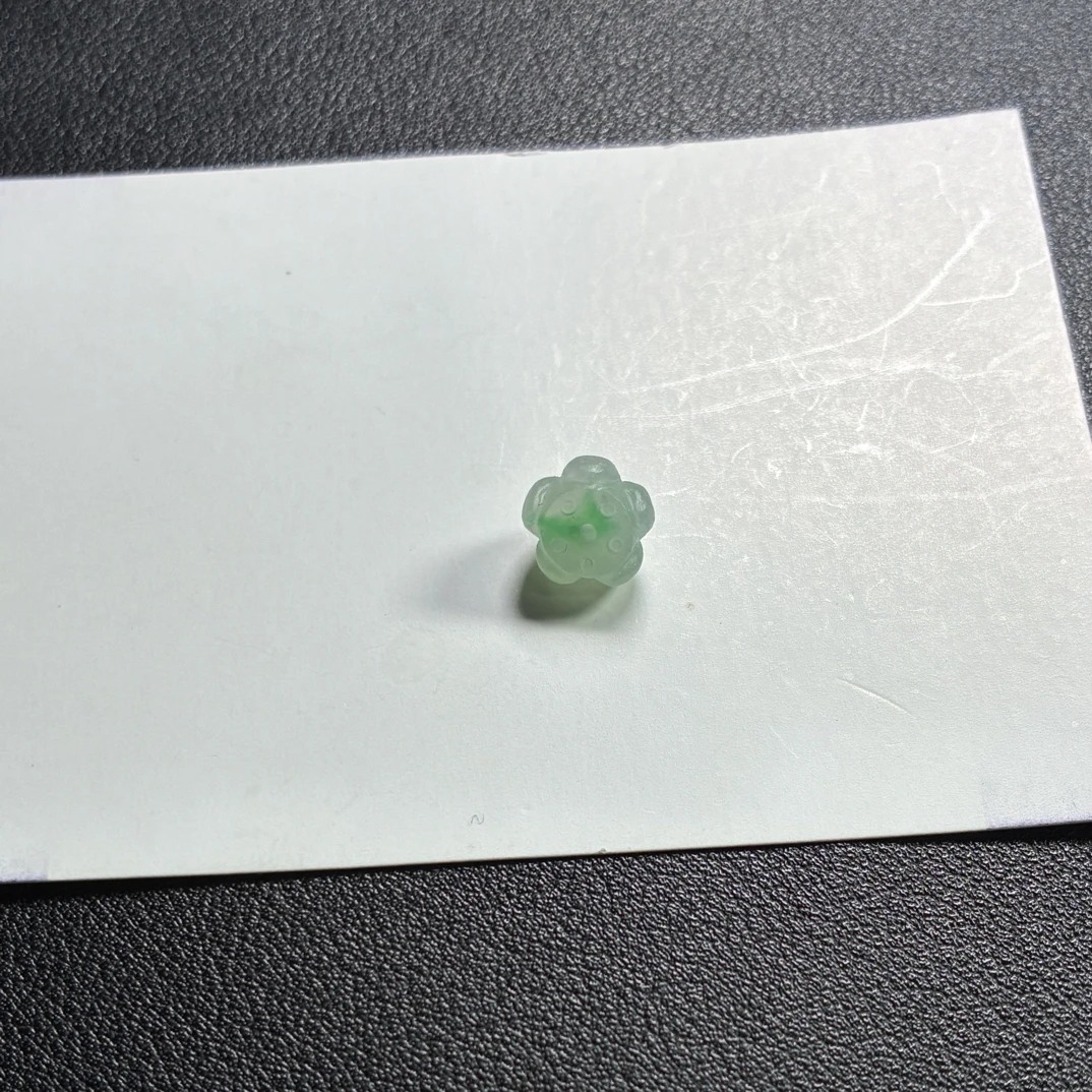 天然缅甸翡翠飘绿莲花珠