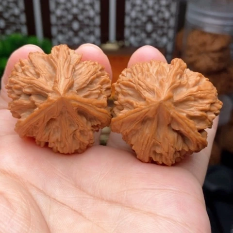 文玩核桃吊坠玉龙粗筋三棱38