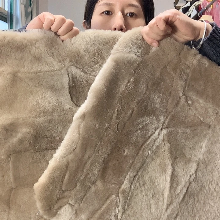 野***草羊毛羊皮毛一体浅咖色坐垫2个微瑕