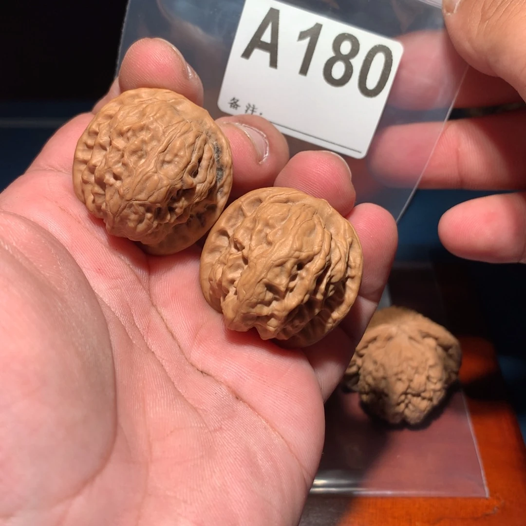 文玩核桃吊坠野狼 180