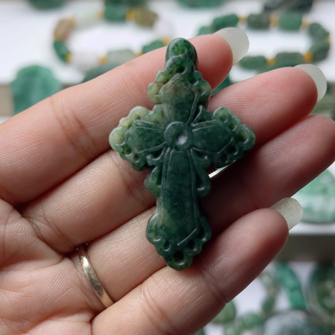 独山玉未镶嵌挂件