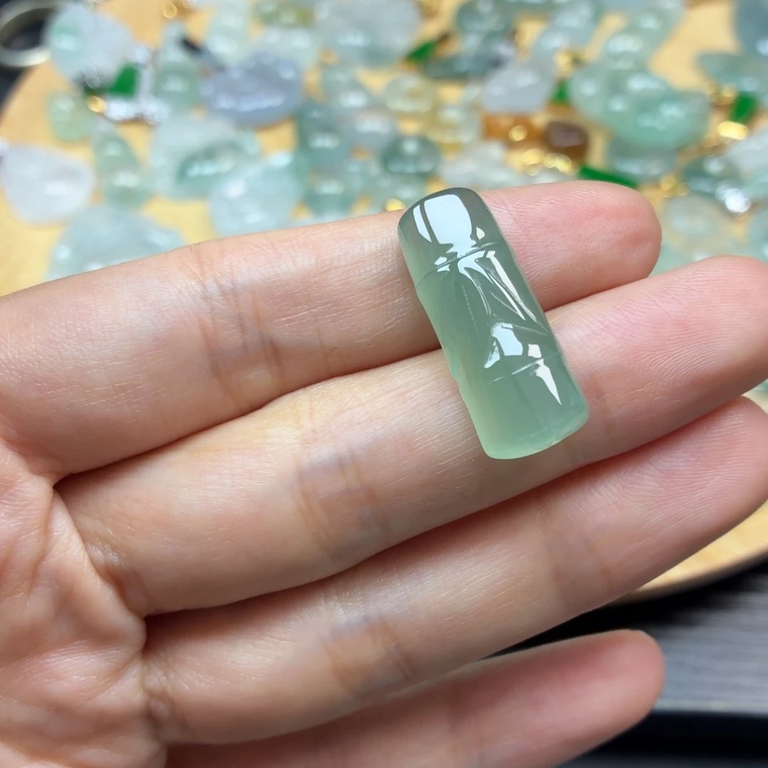 翡翠未镶嵌颈饰竹节