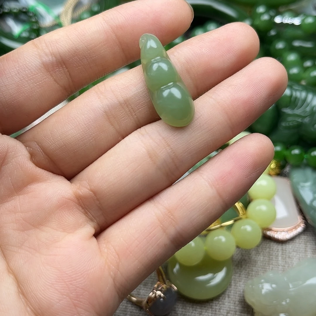 颈饰未镶嵌和田玉（碧玉）