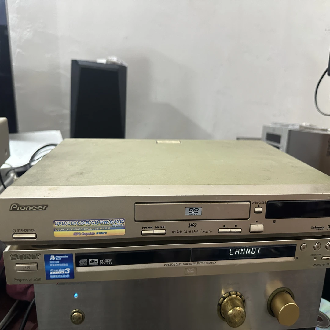 8新  二手DVD机两台，坏的，不退不包邮