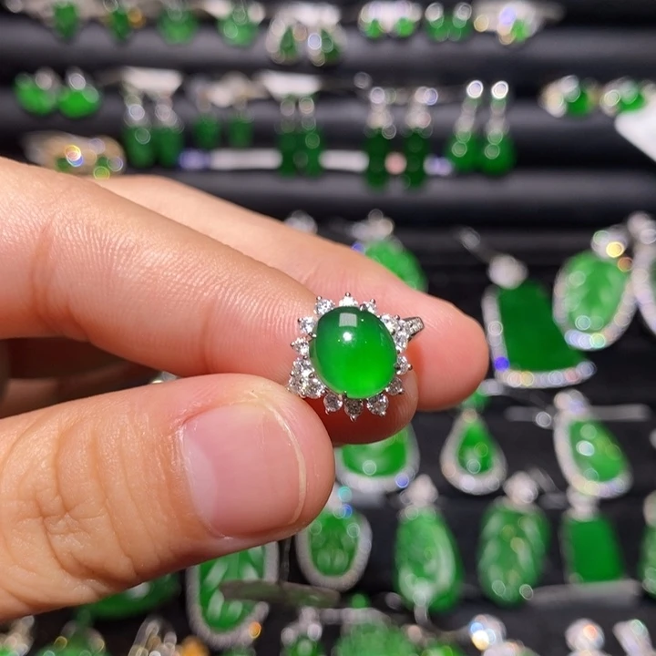 18K金镶嵌戒指翡翠天然翡翠