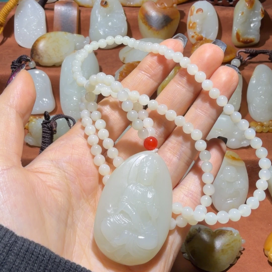 网***胡和田玉未镶嵌颈饰