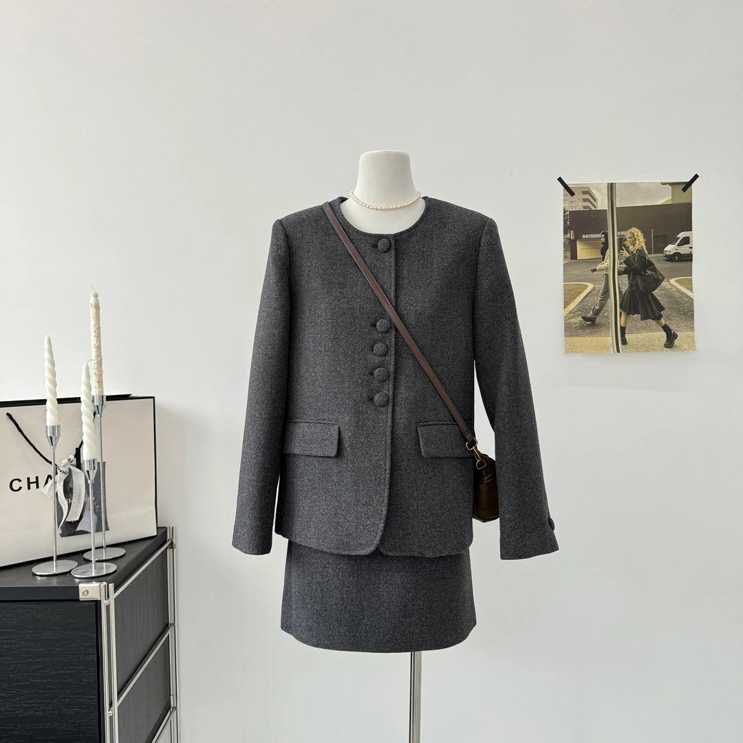 法式小香风毛呢套装女秋冬款气质通勤针织披肩呢子外套短裙两件套