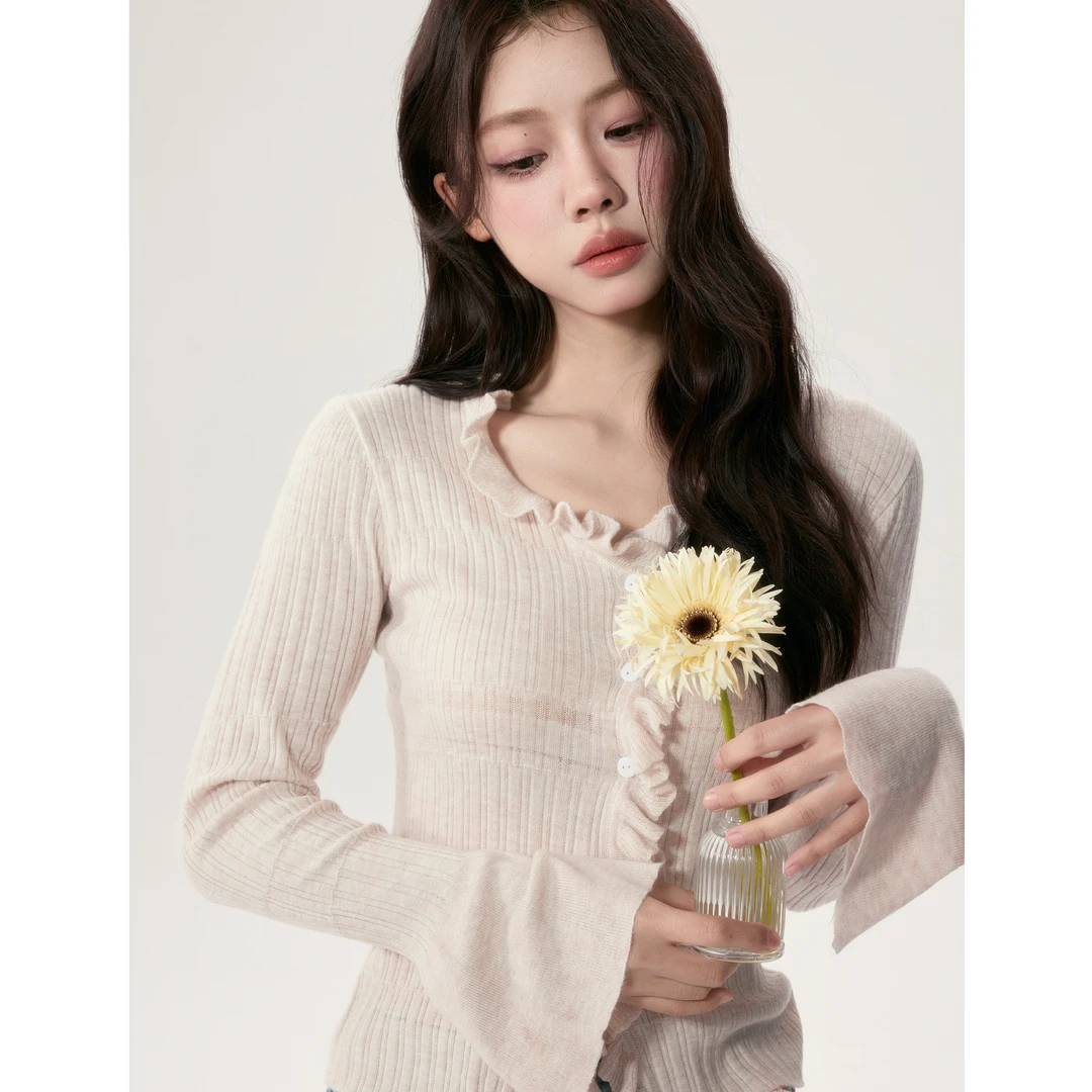 【小野莓】春季甜美设计感木耳边肌理感喇叭袖针织开衫外搭BB46982