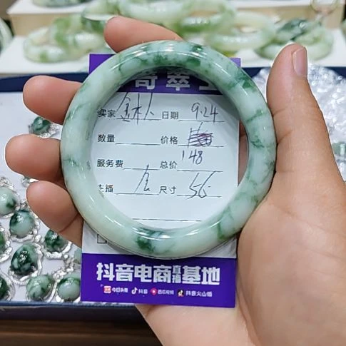 金***人未镶嵌透闪石-蛇纹石玉手镯