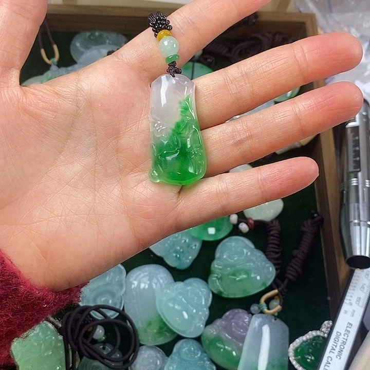 翡翠未镶嵌颈饰竹子