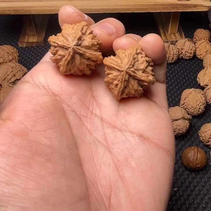 文玩核桃吊坠四棱