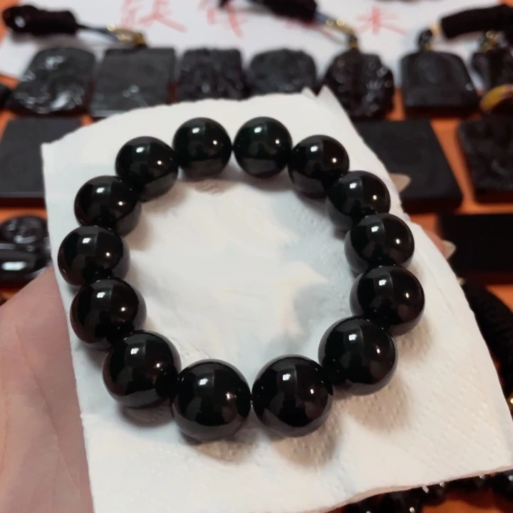 翡翠颈饰未镶嵌知**易