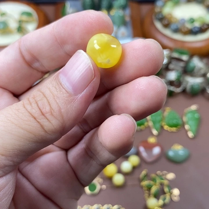 三***呀琥珀未镶嵌颈饰蜜蜡圆珠