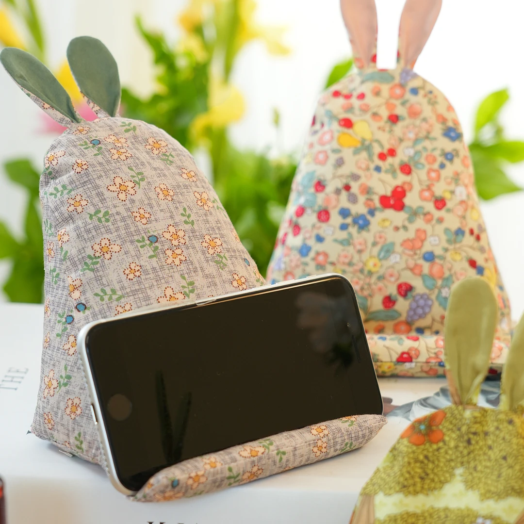 阳春小镇兔子手机支架车载桌面落地通用便携懒人可爱高端女生新款