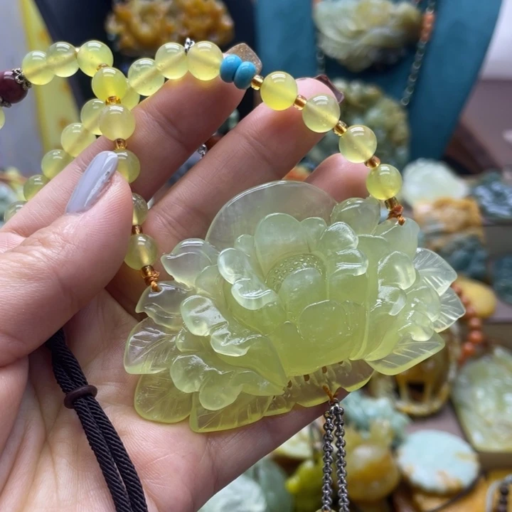 蛇纹石玉未镶嵌颈饰