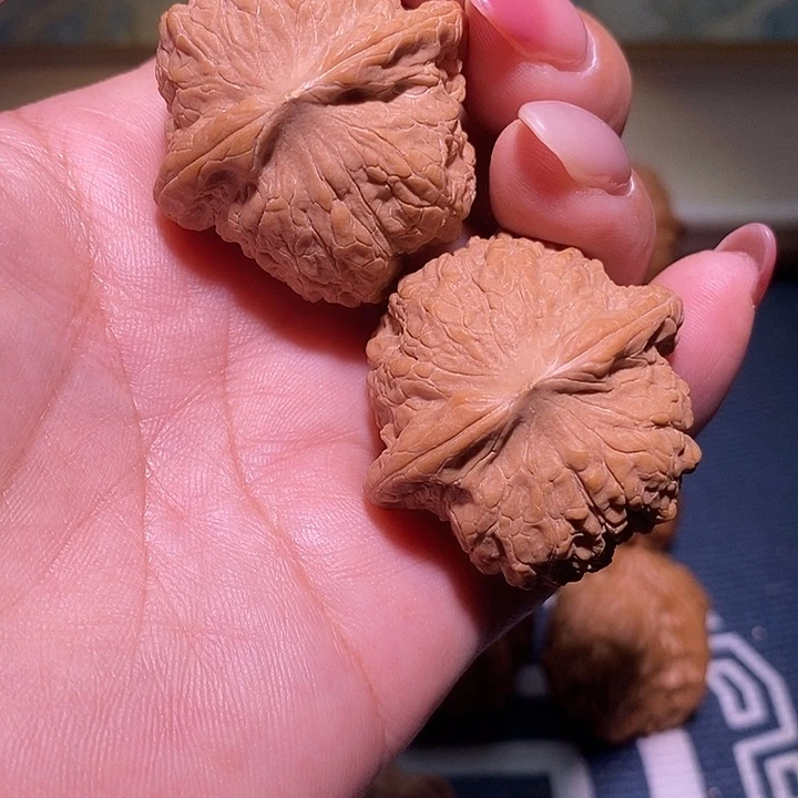 文玩核桃把件37血麒麟，微微水尖