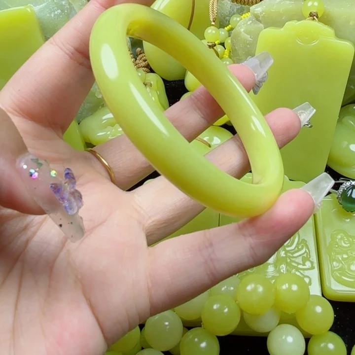 岁***念布新疆黄玉手镯61