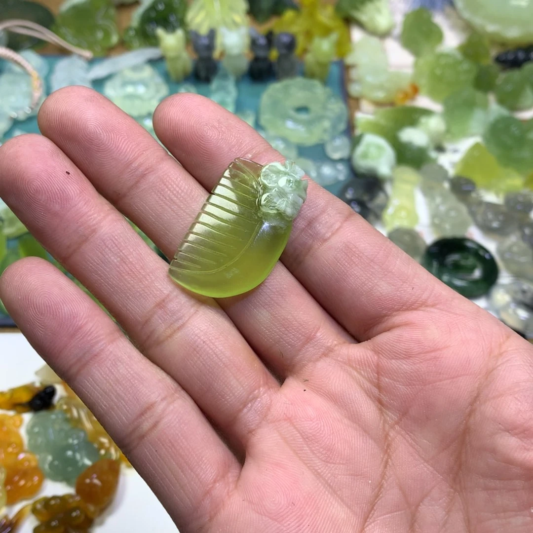 岫玉颈饰未镶嵌家**子梳子
