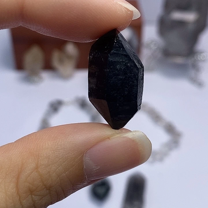 未镶嵌颈饰水晶黑武士