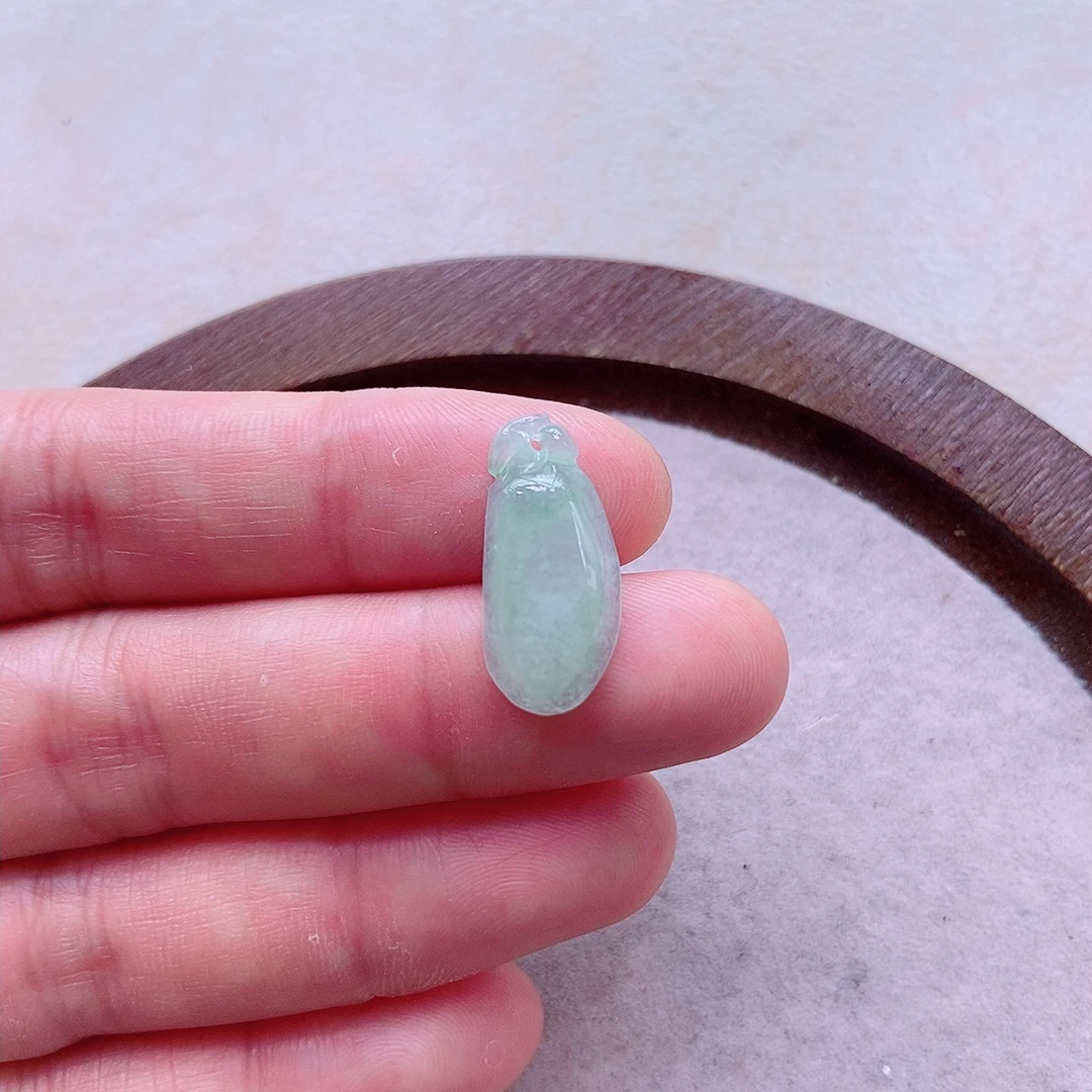 精美甜绿福瓜小滴溜锁骨天然翡翠A货 尺寸20×9×3.8mm