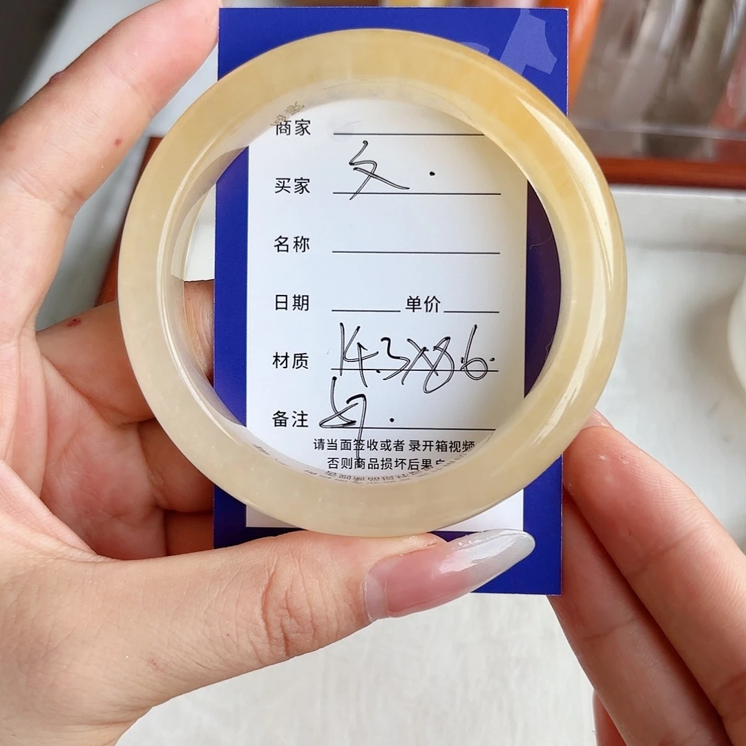 溪****未镶嵌手镯石英质玉