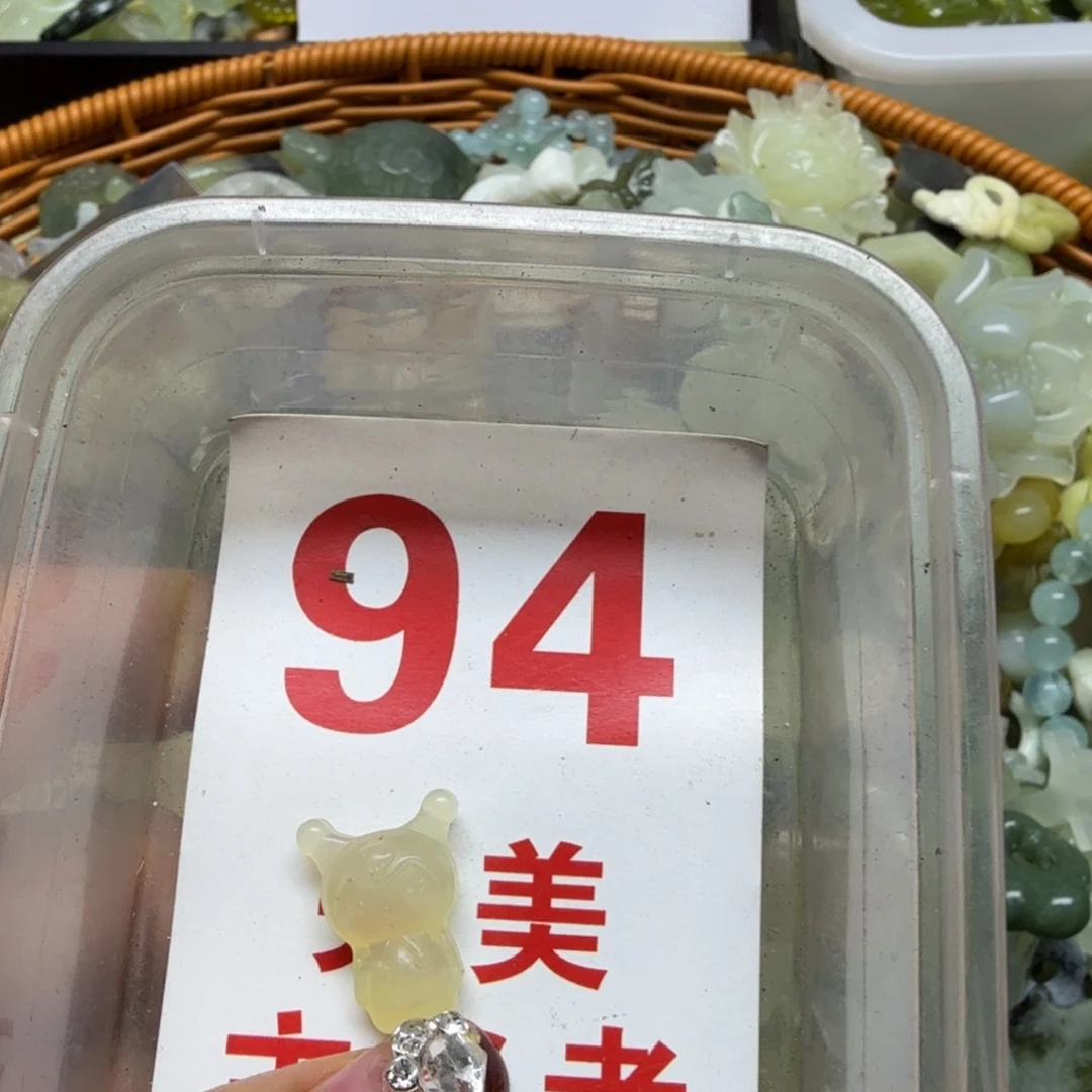 透闪石-蛇纹石玉吊坠未镶嵌