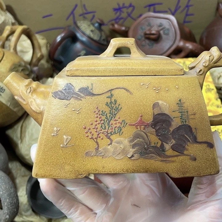紫砂茶壶原矿泥料，手工制作的一把紫砂壶。