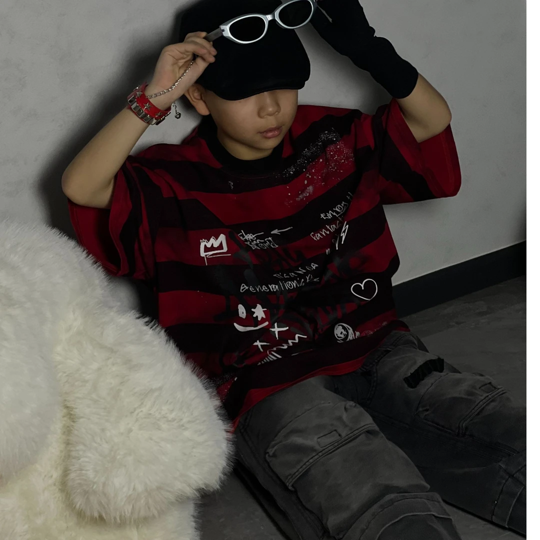 红色条纹男童半袖